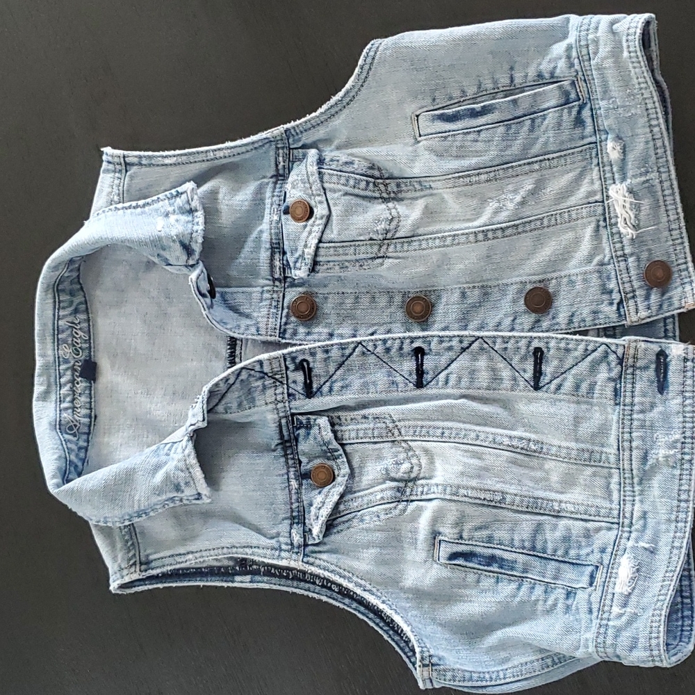 AMERICAN EAGLE OUTFITTERS LIGHT WASH JEAN VEST